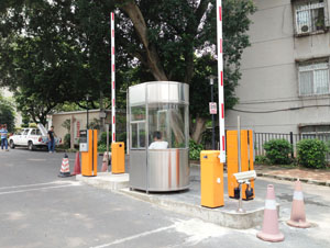 停車崗?fù)?></div>安全防范功能：為了保障收費過程的安全，崗?fù)?nèi)會設(shè)置監(jiān)控攝像頭，對崗?fù)ぶ車那闆r進行實時監(jiān)控。同時，有些崗?fù)み€配備了緊急報警按鈕，在遇到突發(fā)情況（如搶劫、糾紛等）時，工作人員可以及時報警。此外，崗?fù)さ拈T窗一般采用防盜設(shè)計，如安裝堅固的防盜門窗，確保崗?fù)?nèi)財物和人員的安全。<br>2、人員工作設(shè)施：<br>辦公桌椅與休息設(shè)施：崗?fù)?nèi)會放置辦公桌椅，方便工作人員進行收費、登記等工作。桌椅的尺寸和設(shè)計要符合崗?fù)さ膬?nèi)部空間布局，并且要考慮人體工程學因素，確保工作人員的舒適。此外，還會配備休息設(shè)施，如椅子、沙發(fā)等，供工作人員在閑暇時間休息。<br>通訊設(shè)備與照明設(shè)施：為了便于與外界溝通，崗?fù)?nèi)會配備對講機、電話等通訊設(shè)備，使工作人員能夠及時與停車場其他區(qū)域的工作人員或者管理中心進行聯(lián)系。照明設(shè)施也很重要，崗?fù)?nèi)通常采用節(jié)能型的燈具，提供足夠的光照強度，滿足工作和生活的需求。同時，崗?fù)ね庖矔惭b照明燈具，如路燈、崗?fù)俗R燈等，提高崗?fù)さ谋孀R度和周圍環(huán)境的安全性。<br><div style=