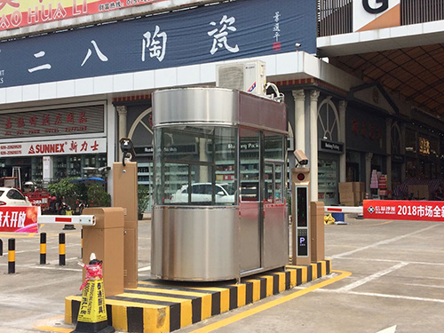 城管崗?fù)?></div>位置選擇<br>人流量與交通要道：應(yīng)優(yōu)先選擇在人流量較大、交通繁忙的區(qū)域設(shè)置城管崗?fù)ぃ缟虡I(yè)街、城市廣場(chǎng)、公交樞紐等。這樣便于城管人員及時(shí)發(fā)現(xiàn)和處理各類城市管理問(wèn)題，如流動(dòng)攤販違規(guī)經(jīng)營(yíng)、車輛亂停亂放等。例如，在大型商場(chǎng)門口設(shè)置城管崗?fù)?，可以有效監(jiān)管商場(chǎng)周邊的市容秩序，確保行人通道暢通。<br>視野開(kāi)闊性：崗?fù)の恢靡哂辛己玫囊曇?，能夠觀察到周圍較大范圍的區(qū)域。盡量避免被建筑物、樹(shù)木等遮擋視線，以便城管人員能夠及時(shí)發(fā)現(xiàn)遠(yuǎn)處的違規(guī)行為或突發(fā)事件。例如，在公園附近設(shè)置崗?fù)r(shí)，應(yīng)選擇在公園入口或空曠地帶，確保能夠看到公園內(nèi)的主要道路和活動(dòng)區(qū)域。<br>空間布局與尺寸<br>內(nèi)部空間布局合理：根據(jù)城管工作的實(shí)際需求，合理劃分崗?fù)?nèi)部空間。一般應(yīng)包括辦公區(qū)、休息區(qū)和物品存放區(qū)。辦公區(qū)要放置桌椅和辦公設(shè)備，保證有足夠的操作空間；休息區(qū)可設(shè)置簡(jiǎn)單的座椅或沙發(fā)，提供舒適的休息環(huán)境；物品存放區(qū)應(yīng)設(shè)計(jì)有不同類型的儲(chǔ)物設(shè)施，如柜子、貨架等，以滿足不同尺寸物品的存放需求。<br>合適的尺寸設(shè)計(jì)：城管崗?fù)さ某叽绱笮∫鶕?jù)實(shí)際使用人數(shù)和功能需求來(lái)確定。一般單人崗?fù)さ拿娣e在 3 - 5 平方米左右，雙人崗?fù)っ娣e在 6 - 10 平方米左右。崗?fù)さ母叨韧ǔＴ?2.5 - 3 米之間，以保證內(nèi)部空間的舒適性和使用的便利性。<br>外觀設(shè)計(jì)<br>與城市環(huán)境相協(xié)調(diào)：城管崗?fù)さ耐庥^設(shè)計(jì)應(yīng)與周圍城市環(huán)境相融合，體現(xiàn)城市特色。例如，在歷史文化街區(qū)，崗?fù)さ耐庥^可以采用傳統(tǒng)建筑風(fēng)格的元素，如飛檐、雕花等；在現(xiàn)代化的商業(yè)區(qū)，崗?fù)た梢栽O(shè)計(jì)成簡(jiǎn)潔、時(shí)尚的風(fēng)格，使用玻璃、金屬等現(xiàn)代材料，與周圍的高樓大廈相呼應(yīng)。<br>醒目的標(biāo)識(shí)：崗?fù)さ耐獠繎?yīng)設(shè)有明顯的城管標(biāo)識(shí)，如 “城管執(zhí)法” 字樣、城管標(biāo)志等，以便市民能夠輕易識(shí)別。標(biāo)識(shí)的顏色要鮮明，大小適中，位置合理，在保證美觀的同時(shí)，能夠起到良好的視覺(jué)引導(dǎo)作用。<br><div style=